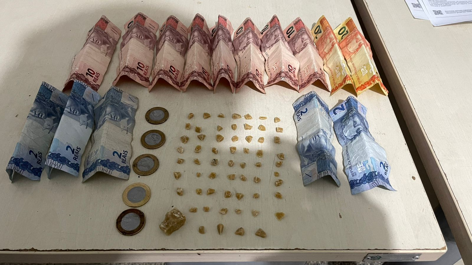 LOJINHA FECHADA - PM prendeu suspeito de tráfico de drogas em 'boca' no Bairro Primavera de Ji-Paraná 
